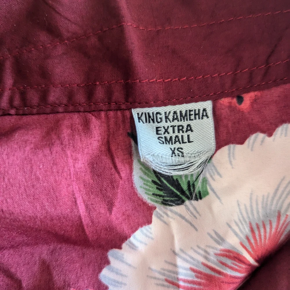 King Kameha | Unisex Burgandy Hawaiian Shirt | Size XS - Picture 4 of 6